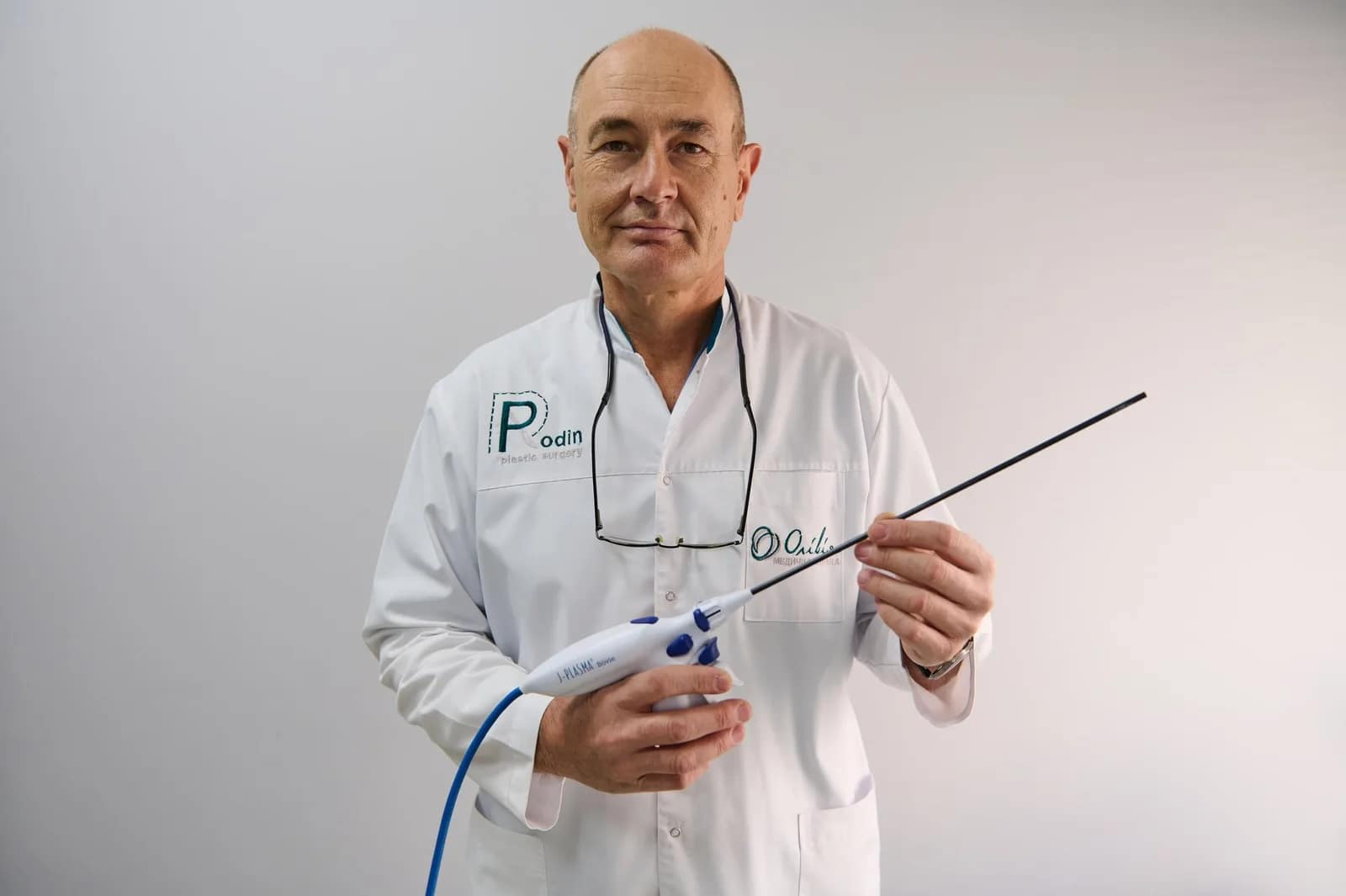 Пластичний хірург Віктор Родін з апаратом J-Plasma (Renuvion)
